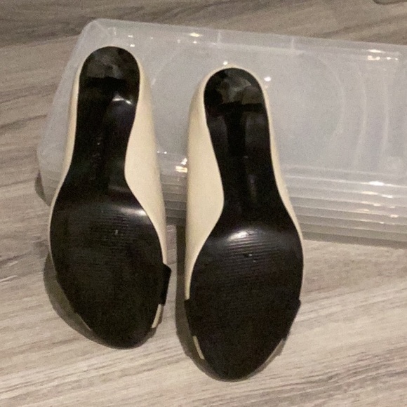 Cream and black high heels - Picture 3 of 4
